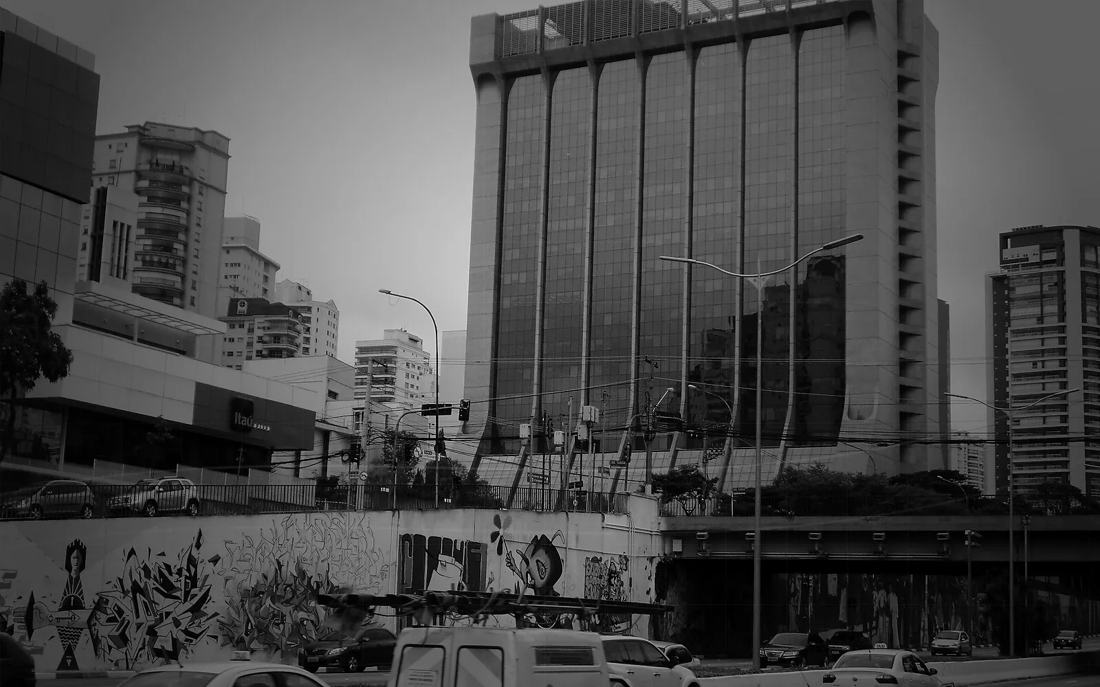 Prédio da IBM visto da Avenida 23 de Maio, próximo à Rua Tutóia