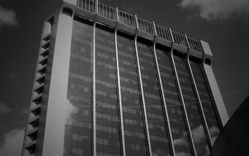 Fachada envidraçada do prédio da IBM em São Paulo