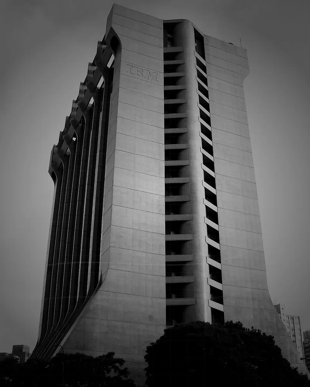 Torre do prédio da IBM em São Paulo vista de baixo